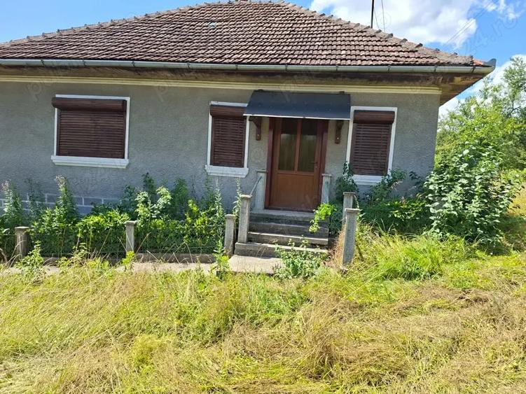 Casă cu 3 camere în Tomești