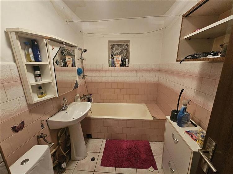 Apartament cu 3 camere decomandat, mobilat în Micro IV