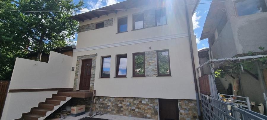 Casă individuală cu 3 camere cu Teren 50 Mp în Central