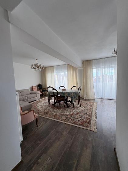 Apartament cu 3 camere decomandat în Sud