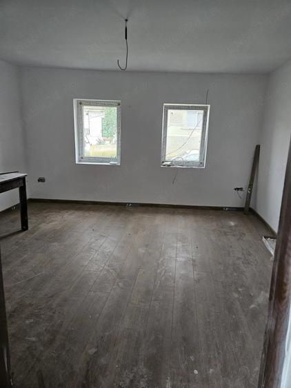 Casă cu 2 camere cu Teren 1600 Mp în Slatina-Nera