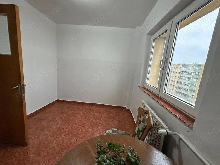 Apartament cu 3 camere semidecomandat în Pantelimon