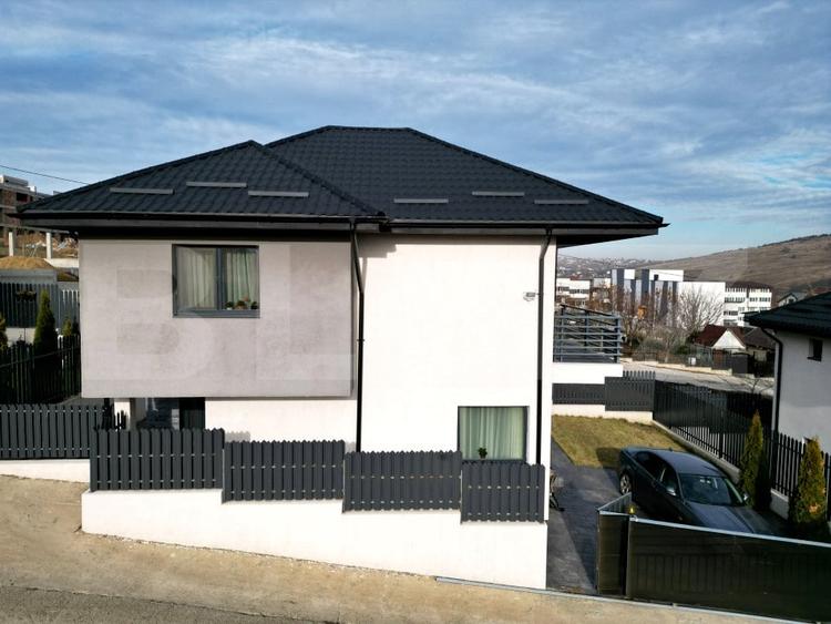 Casă individuală cu 4 camere cu Teren 250 Mp în Rediu
