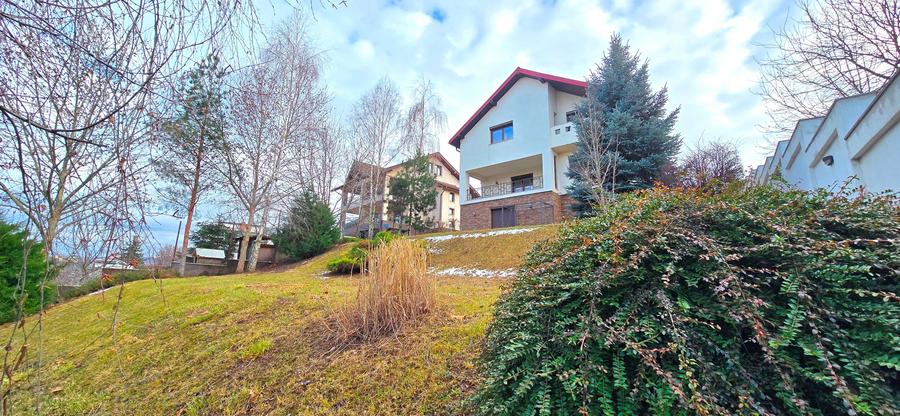 Casă individuală cu 6 camere cu Canalizare în Bucium