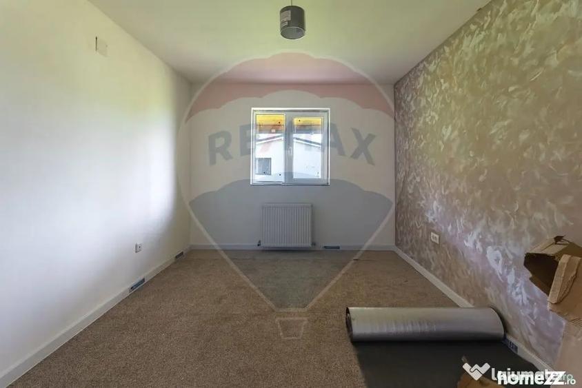 Casă cu 7 camere cu Teren 1007 Mp în Stupini