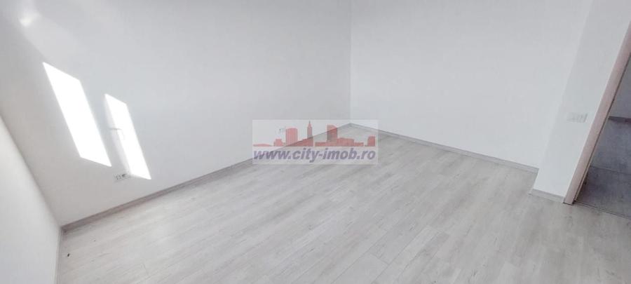 Casă individuală cu 4 camere decomandat cu Canalizare în Ostratu