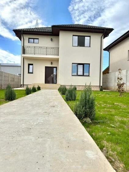 Casă individuală cu 5 camere cu Canalizare în Malu Mare