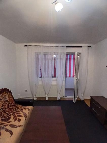 Apartament cu 2 camere semidecomandat în Cetate
