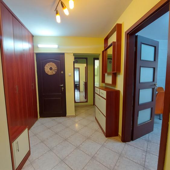Apartament cu 3 camere semidecomandat în Dristor