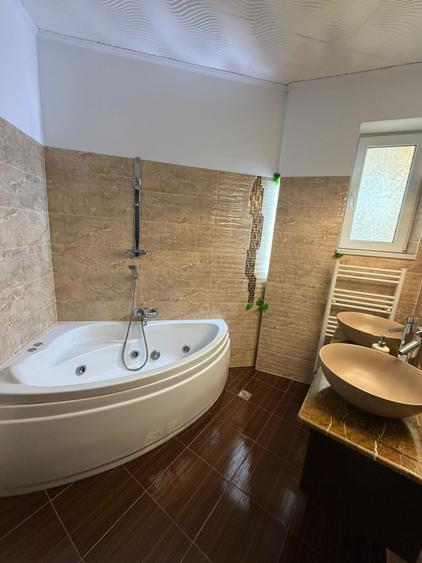 Apartament cu 4 camere semidecomandat, mobilat în Universitate