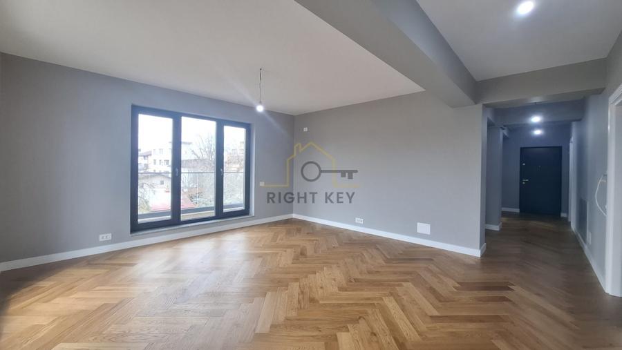 Apartament cu 3 camere decomandat în Băneasa