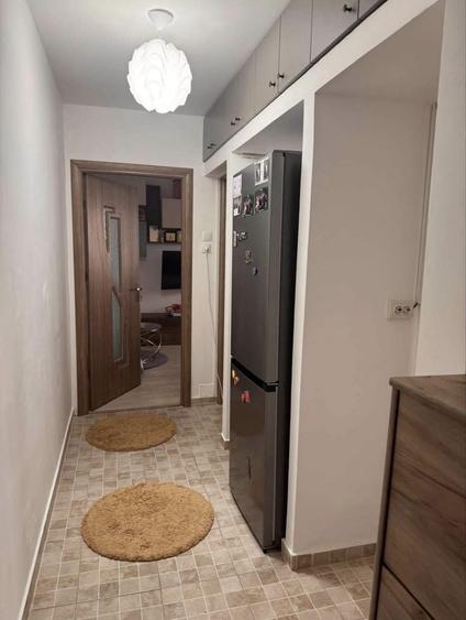 Apartament cu 2 camere semidecomandat în Craiovița Nouă