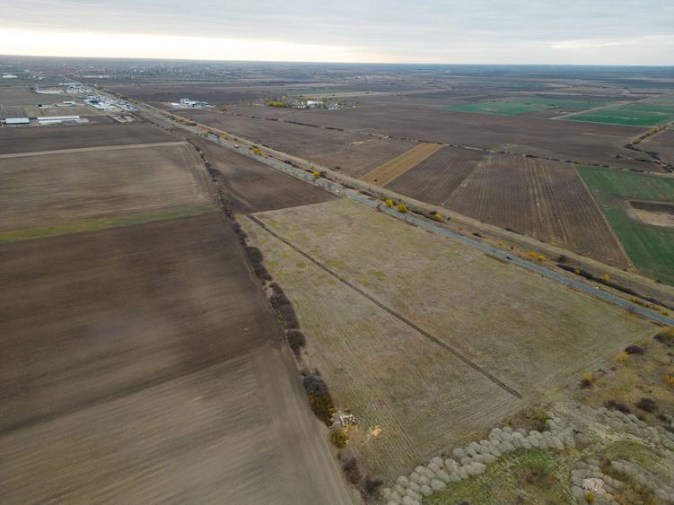 Teren agricol extravilan de 22500 mp, în Est