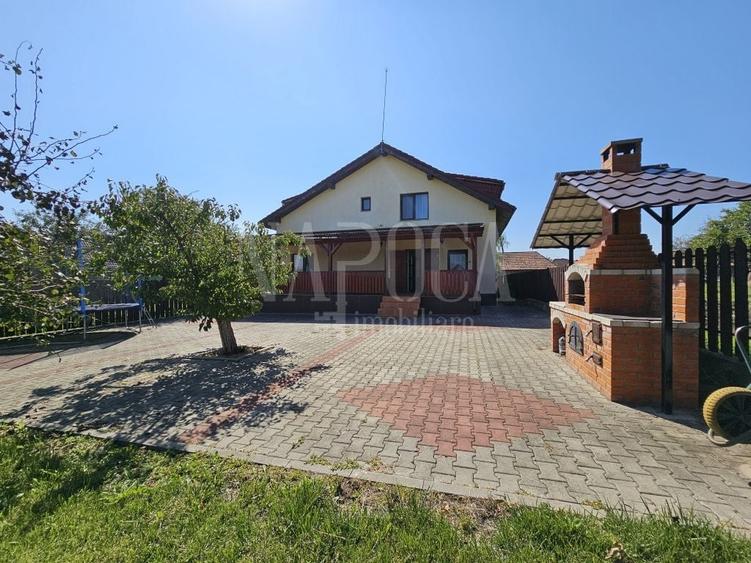 Casă individuală cu 6 camere cu Canalizare în Tureni