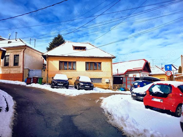Apartament cu 3 camere decomandat în Schei