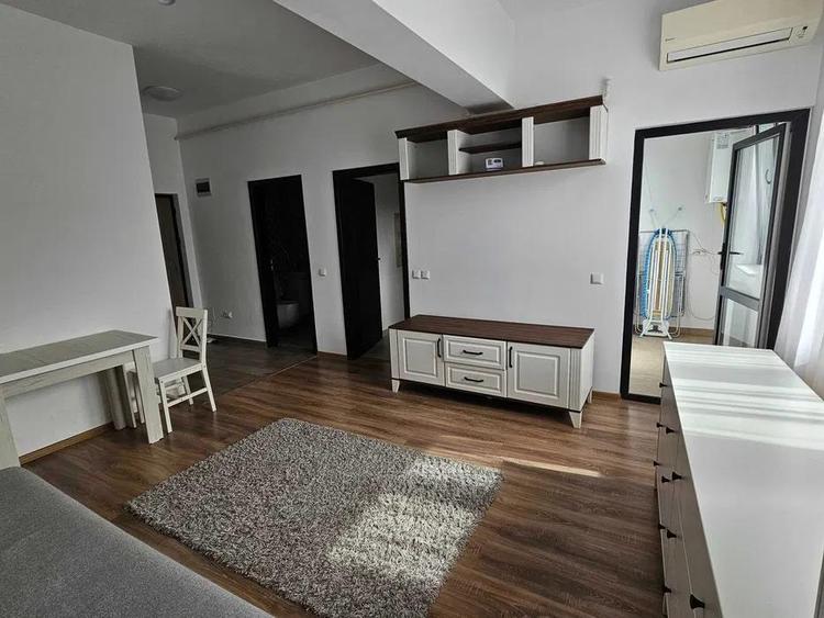 Garsonieră decomandată, mobilată în Nicolina