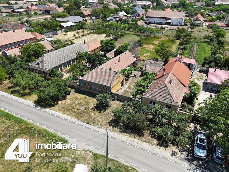 Casă cu 4 camere cu Teren 1459 Mp în Secusigiu