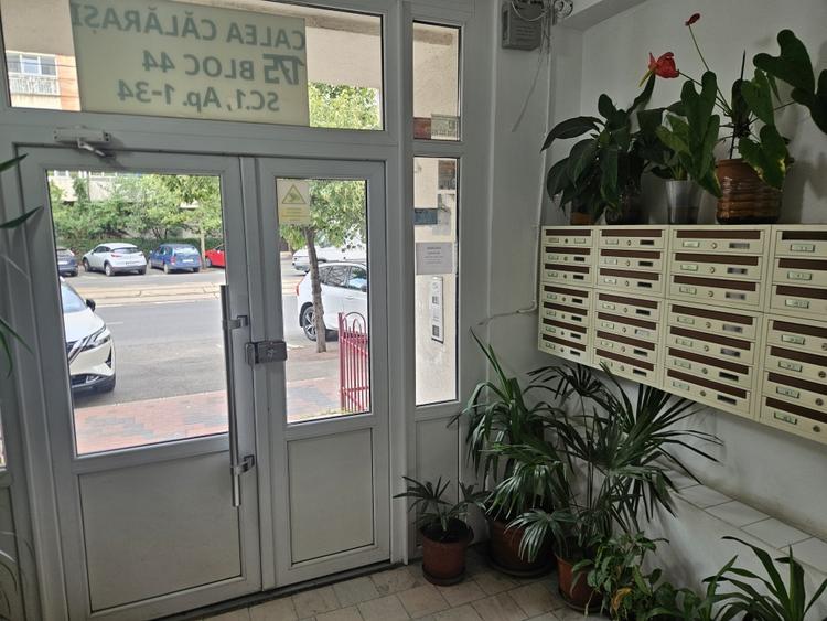 Apartament cu 2 camere decomandat, mobilat în Calea Călărașilor