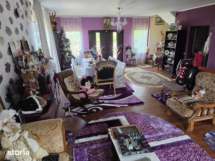 Casă cu 10 camere cu Teren 356 Mp în Bradu