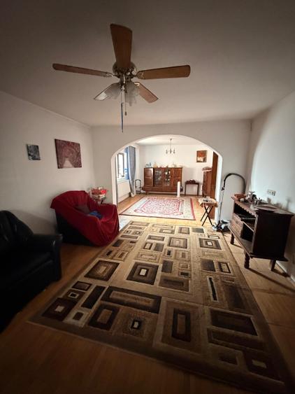 Casă cu 4 camere cu Garaj în Lazu
