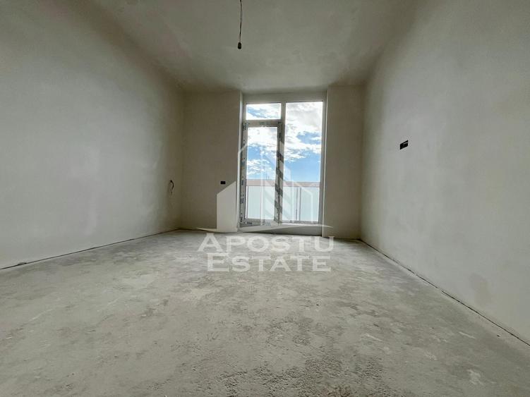 Apartament cu 3 camere semidecomandat în Torontalului
