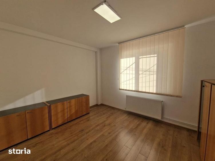Casă cu 6 camere cu Teren 165 Mp în Vatra Luminoasă