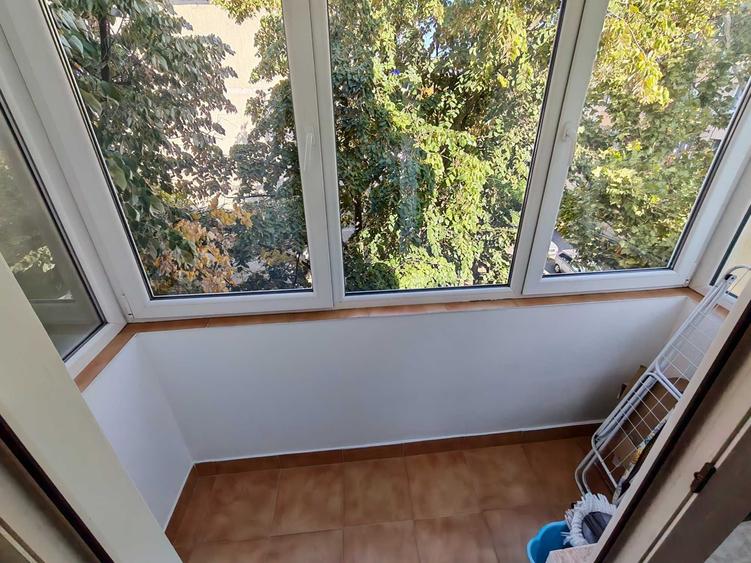 Apartament cu 3 camere semidecomandat, mobilat în Spitalul Județean
