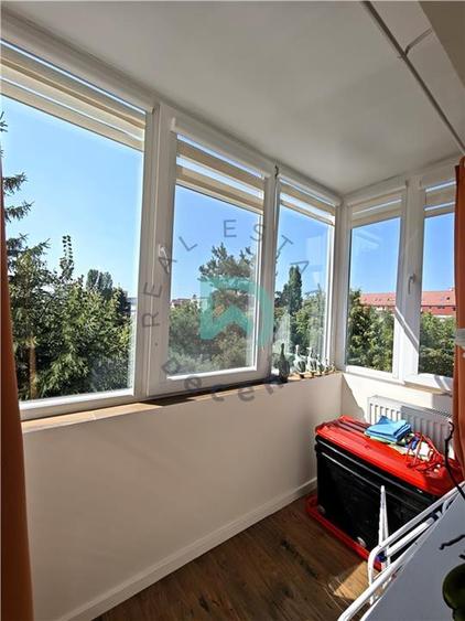 Apartament cu 3 camere semidecomandat, mobilat în Centrul Civic