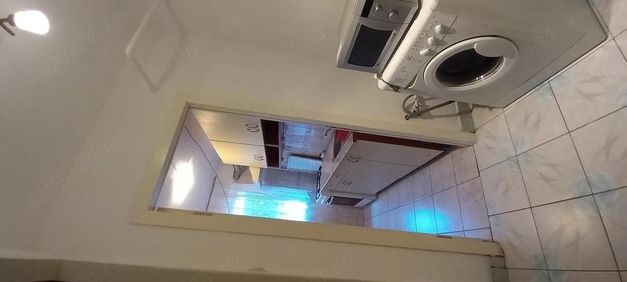 Apartament cu 3 camere semidecomandat în Berceni