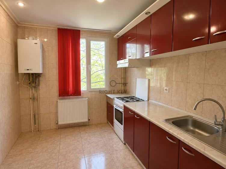 Apartament cu 3 camere semidecomandat, mobilat în Valea Ialomiței