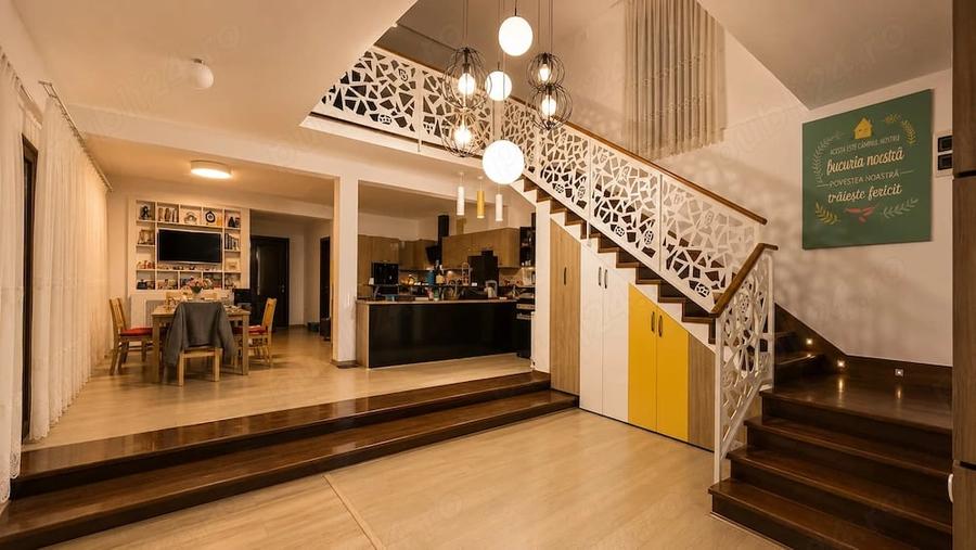 Casă cu 11 camere cu Teren 2100 Mp în Central