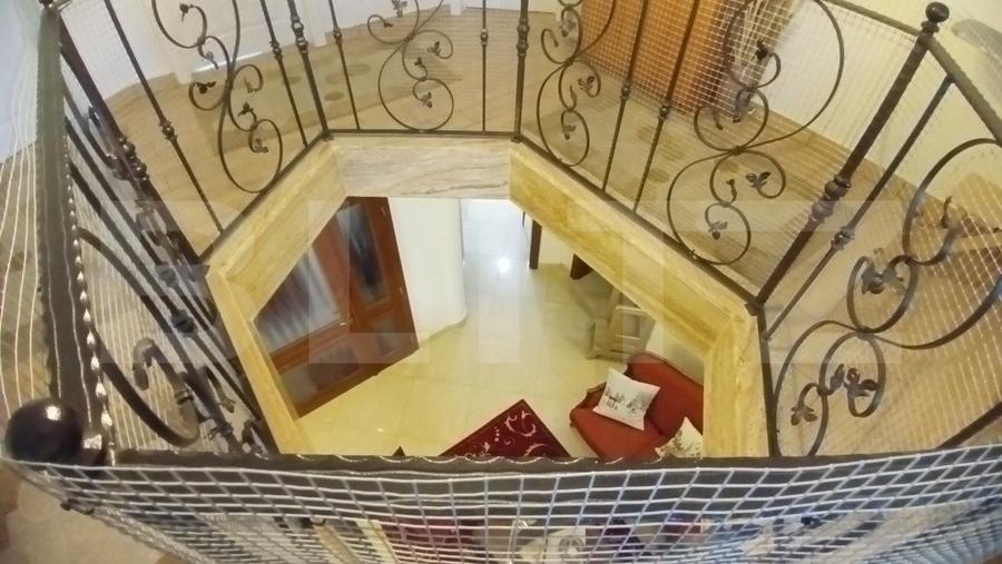 Casă individuală cu 7 camere cu Canalizare în Cetate