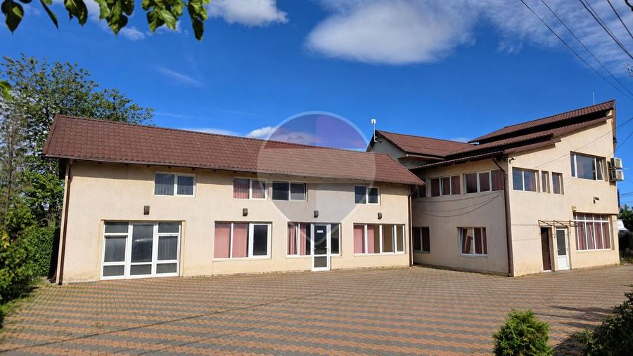 Casă individuală cu 12 camere cu Teren 687 Mp în Izvoare