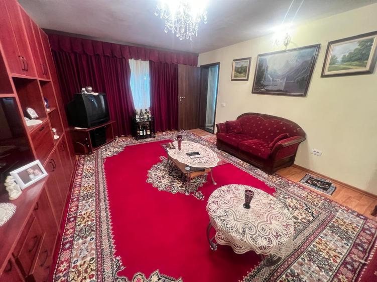 Casă individuală cu 5 camere cu Teren 1200 Mp în Central
