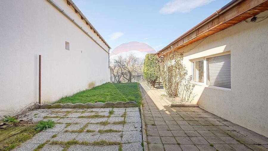 Casă cu 7 camere cu Teren 450 Mp în Central