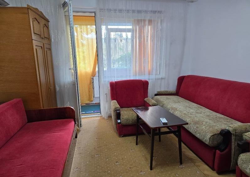 Apartament cu 3 camere semidecomandat, mobilat în 1 Mai