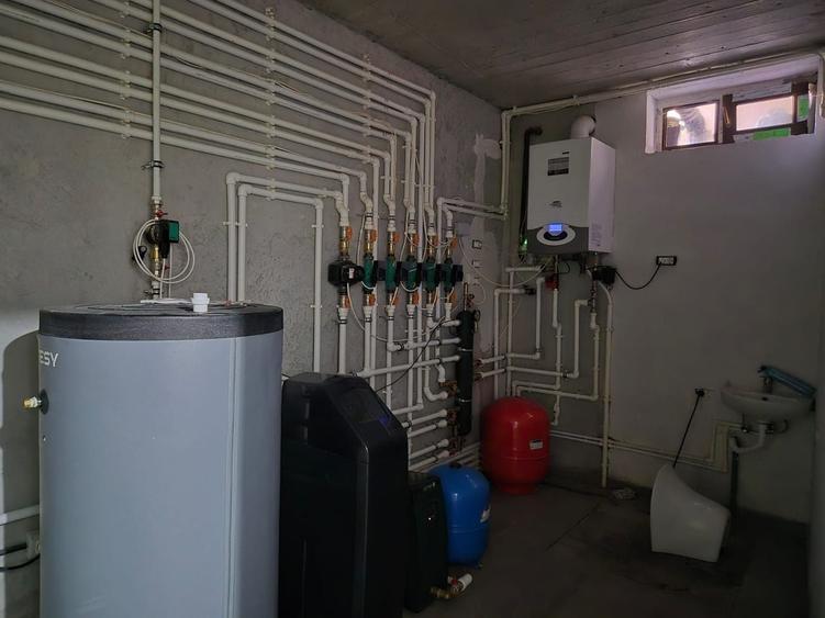 Casă individuală cu 7 camere cu Canalizare în Ultracentral