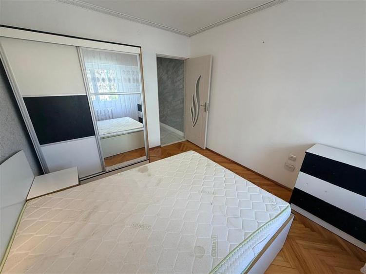 Apartament cu 3 camere decomandat, mobilat în Dacia