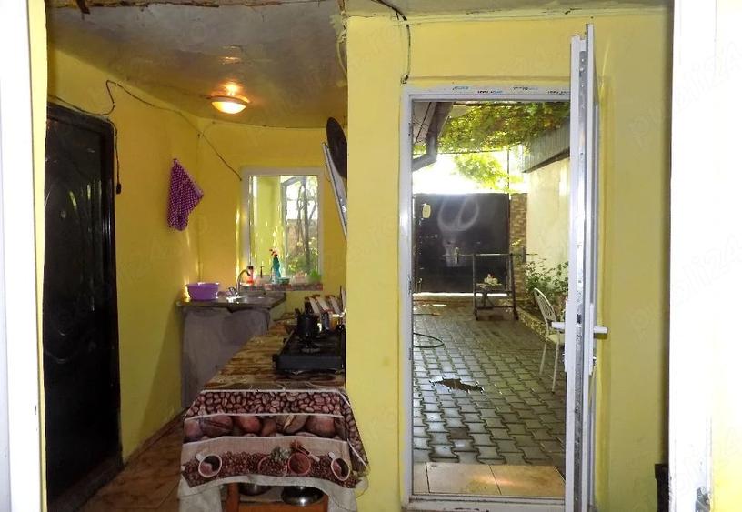 Casă cu 2 camere cu Teren 100 Mp în Central