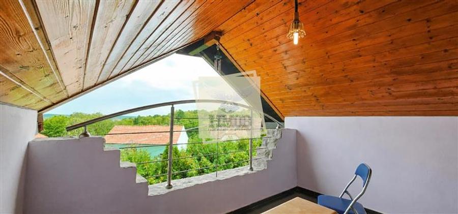 Casă individuală cu 6 camere cu Canalizare în Central