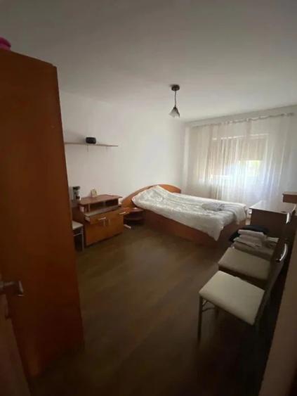 Apartament cu 3 camere decomandat în Nicolina