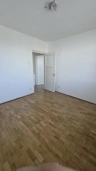 Apartament cu 3 camere semidecomandat în 1 Mai