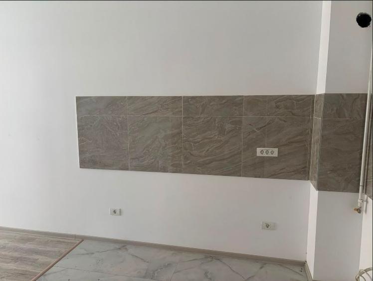 Apartament cu 3 camere semidecomandat în Girocului