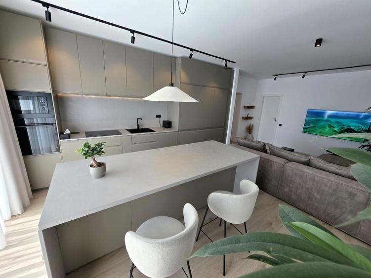 Apartament cu 3 camere decomandat, mobilat în Central