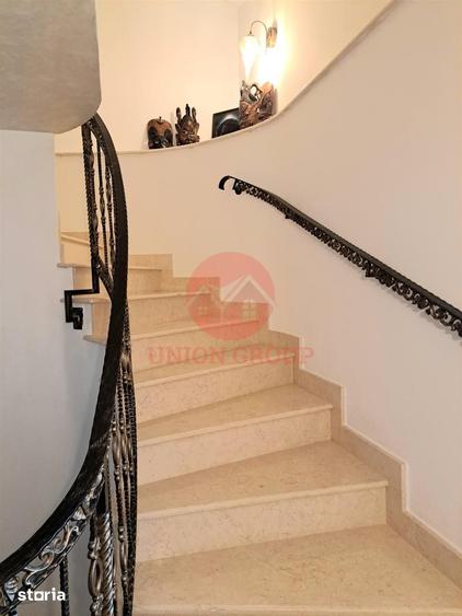 Casă cu 10 camere cu Teren 394 Mp în Central