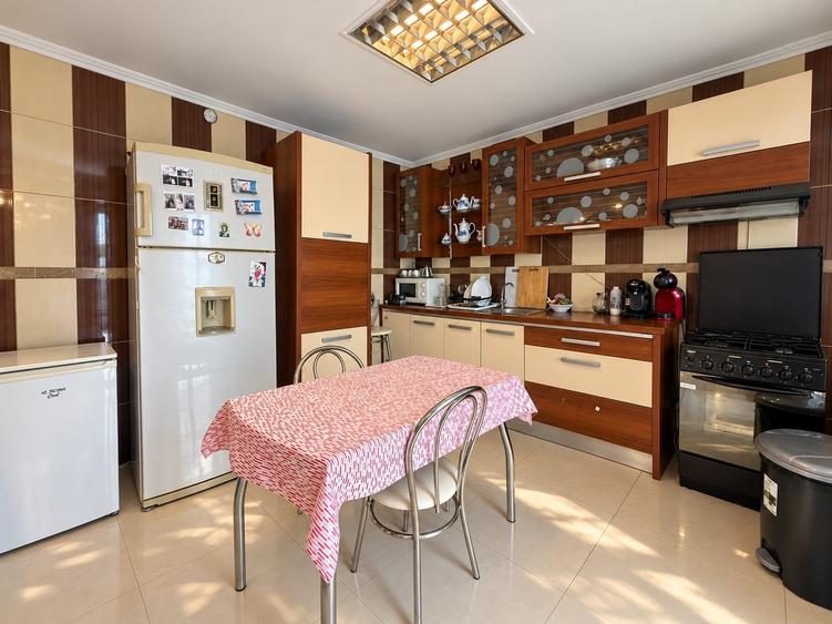 Casă individuală cu 7 camere cu Canalizare în Pantelimon