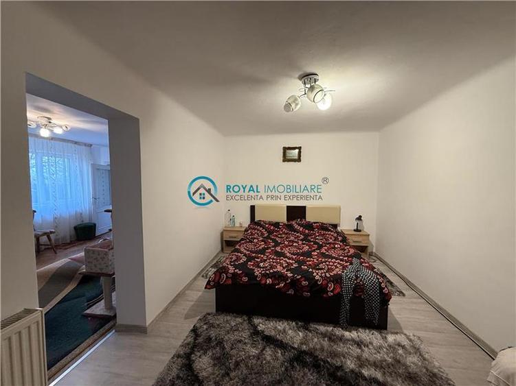 Casă individuală cu 8 camere cu Canalizare în Păulești