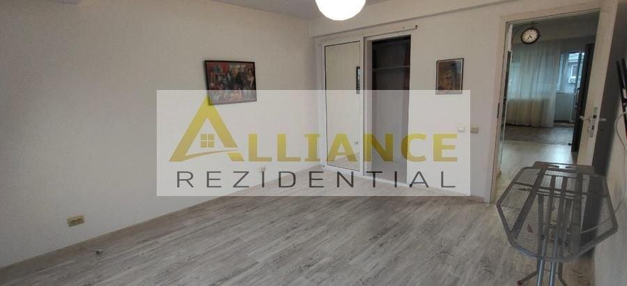 Apartament cu 3 camere semidecomandat, mobilat în Central