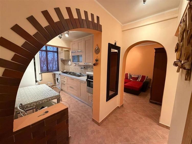 Apartament cu 3 camere decomandat, mobilat în Central