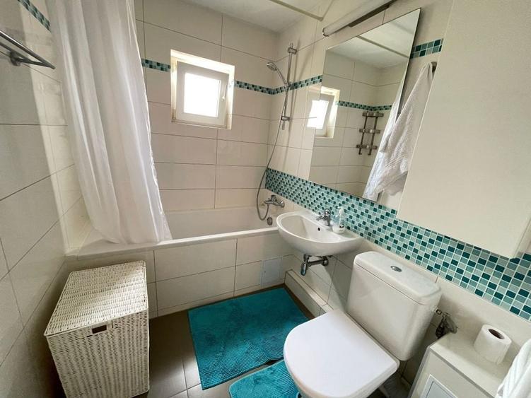 Apartament cu 3 camere decomandat, mobilat în Intim